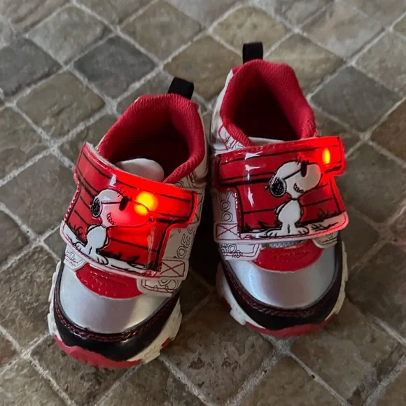 Snoopy light up shoes - Picture 2 of 8